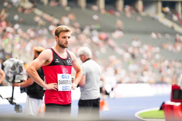 Fabian Dammermann (LG Osnabrueck) vor dem 400m Start waehrend der deutschen Leichtathletik-Meisterschaften im Olympiastadion am 25.06.2022 in Berlin